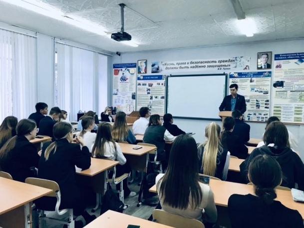 4. Адвокат АБ "ЮСТАС" Тухватуллин Р.Я. на лекции в гимназии №1 г.Кумертау