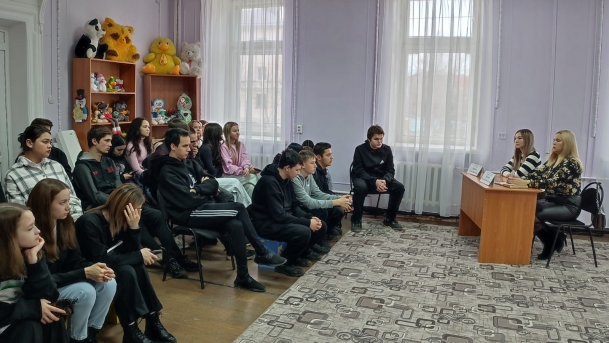 1. Адвокат адвокатского бюро ЮСТАС Киреева А. Р. на встрече с детьми-сиротами в Кумертауском филиале ГБУ Южный межрайонный центр Семья.