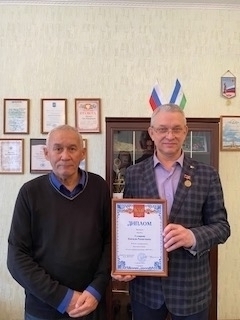 Вручение Почетного знака "10 лет в адвокатском бюро ЮСТАС" адвокату Гумерову К.Р.