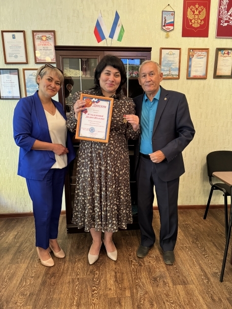 Вручение ветеранами бюро Почетного знака "10 лет в адвокатском бюро ЮСТАС" адвокату Кульдешовой Д.Ю.
