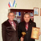 Вручение адвокату Исхакову Э.М. Почетной грамоты и переходящего кубка "Лучший адвокат года"